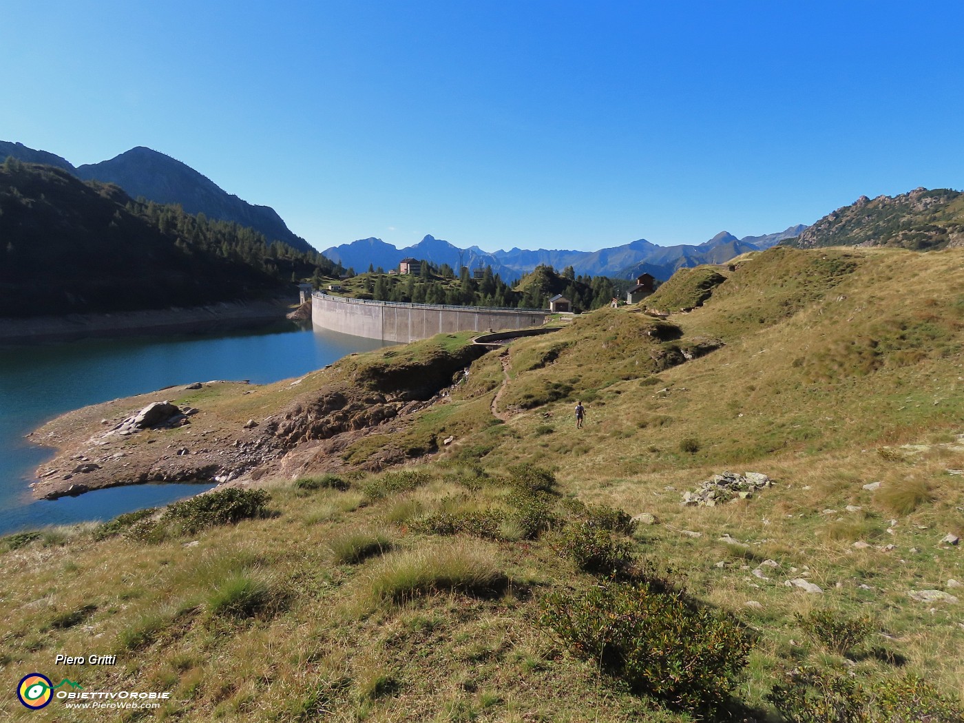 62 Il sentiero ci porta alla diga dei Laghi Gemelli.JPG